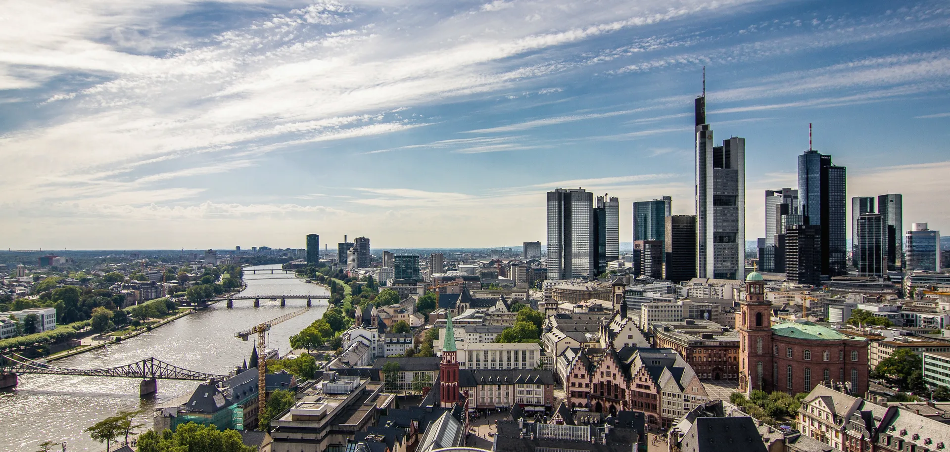 Frankfurter Skyline über den Daechern des Rhein-Main-Gebiets