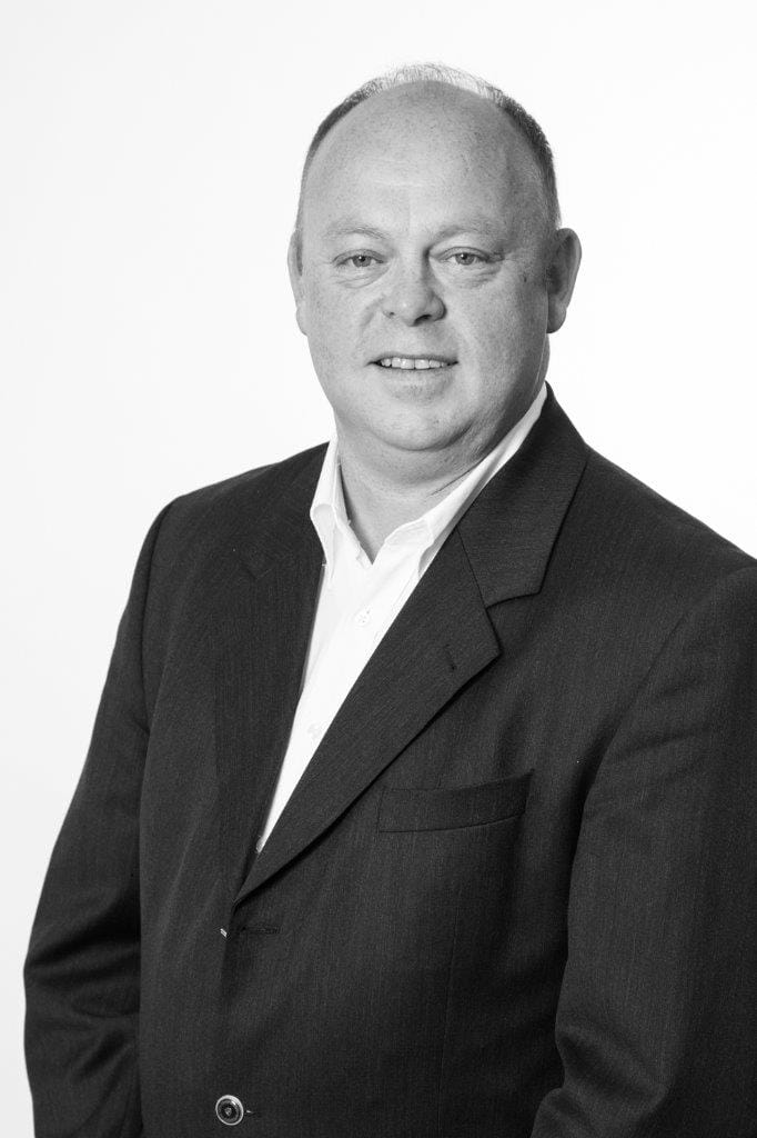 Marc Gotta, Immobilienmakler, Schwarz-Weiß-Porträt