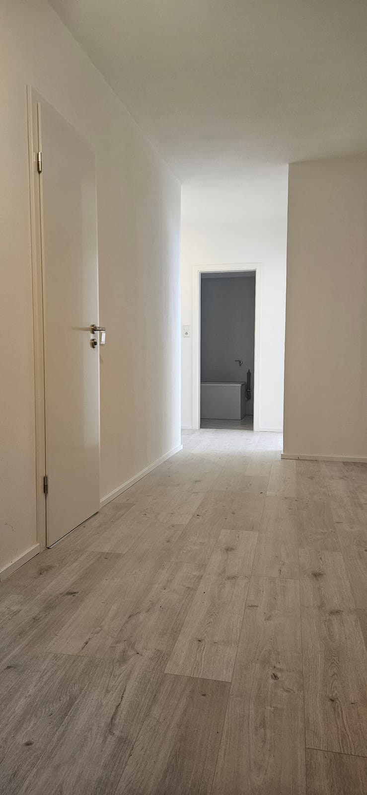 Renovierter Flur mit hellem Vinylboden in der Wohnung in Rödermark-Ober-Roden